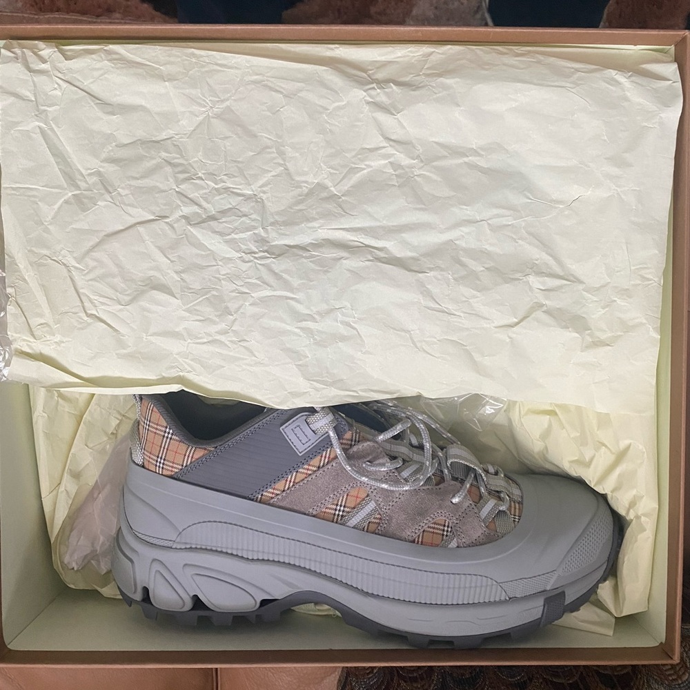 Brand new Burberry Author Story Grey shoes size 8 - Picture 5 of 6